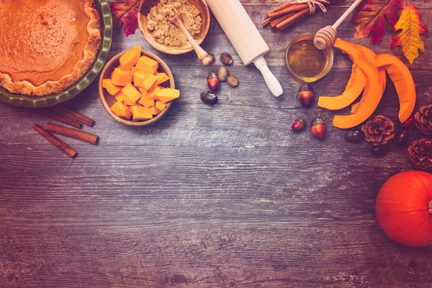 Stap voor stap. Zelfgemaakte pompoentaart bakken voor het Thanksgiving-diner.