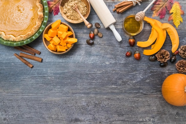 Stap voor stap. Zelfgemaakte pompoentaart bakken voor het Thanksgiving-diner.