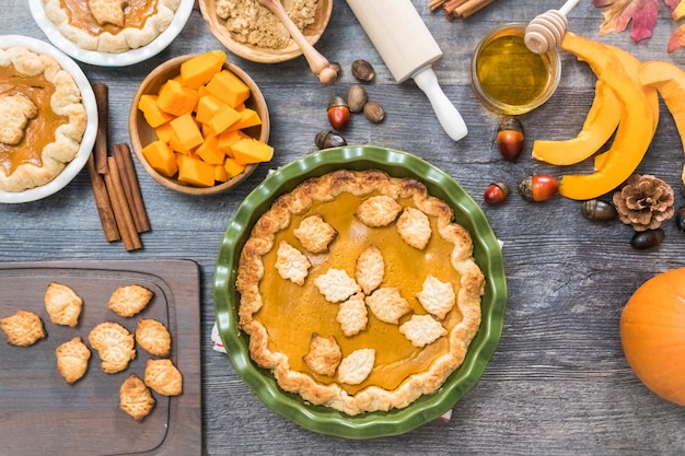 Stap voor stap. Zelfgemaakte pompoentaart bakken voor het Thanksgiving-diner.