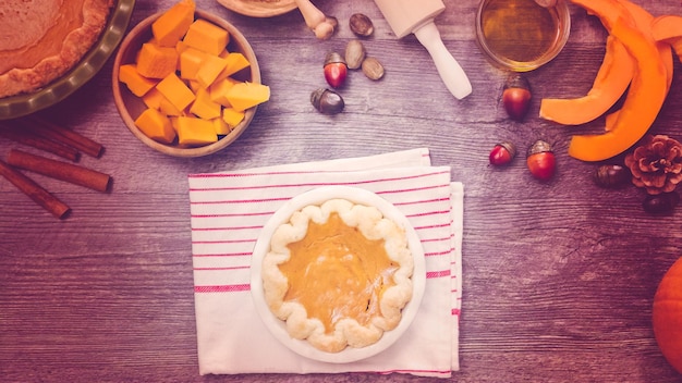 Stap voor stap. Zelfgemaakte pompoentaart bakken voor het Thanksgiving-diner.