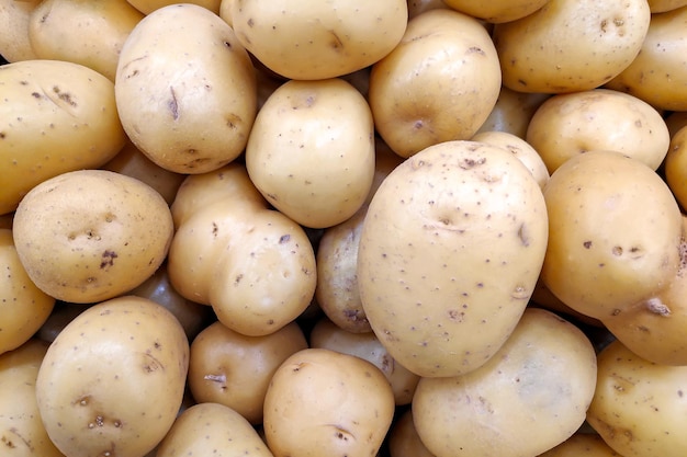 Stapel aardappelen op een marktkraam