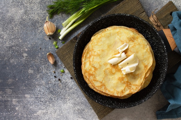 Stapel Aardappelpannenkoekjes niet zoet geserveerd met knoflookroomsaus op een stenen achtergrond Bovenaanzicht