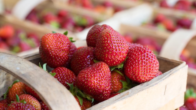 Stapel aardbeien in een houten container