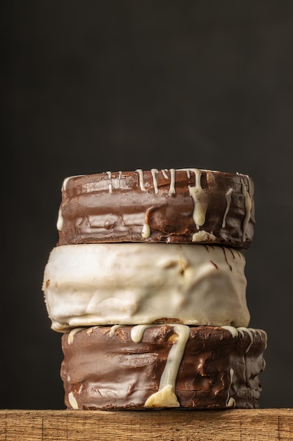 Stapel alfajores op een hout Typisch Argentijns snoepje