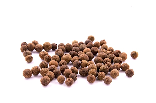 Stapel allspice geïsoleerd op witte achtergrond