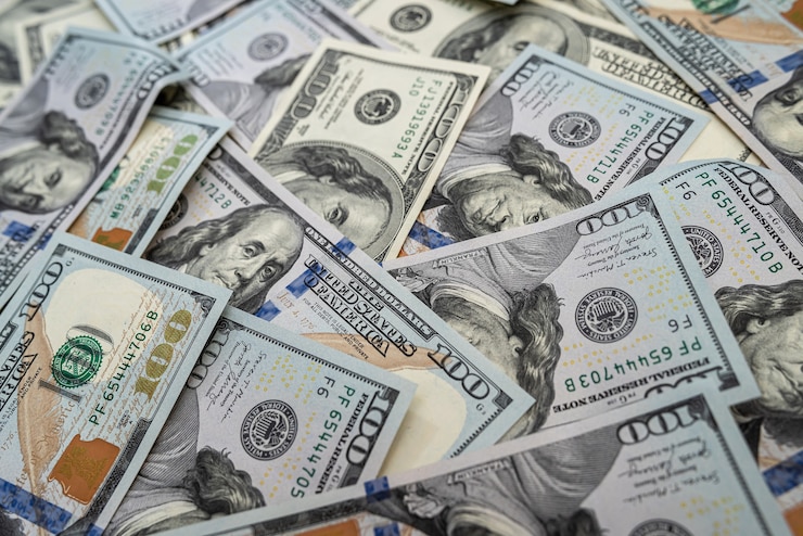 Foto stapel amerikaanse dollars als achtergrond voor ontwerp. financieel concept