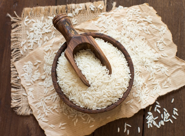 Foto stapel basmati rijst in een kom met een lepel close-up