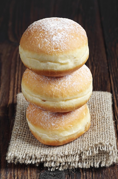 Stapel berliner donuts op donkere houten tafel