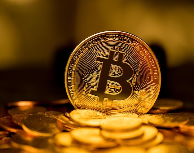 Stapel bitcoins met gouden achtergrond