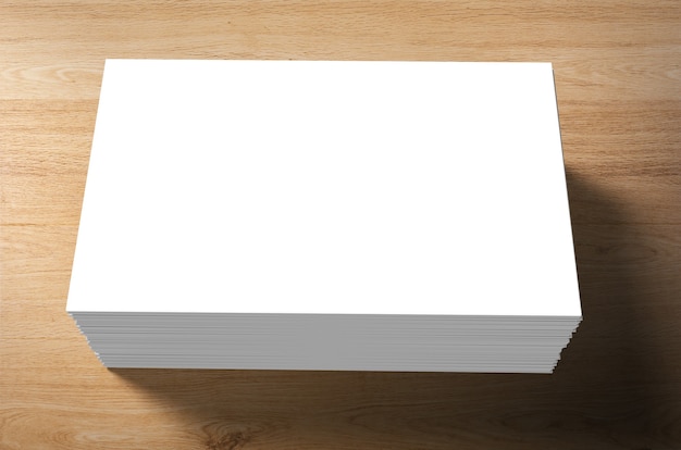 Stapel blanco naamkaartjes op houten achtergrond