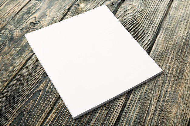 Stapel blanco papier op houten tafel