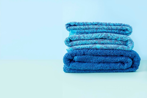 Stapel blauwe schone badhanddoeken, schoonheid en massage spa concept