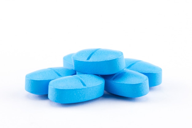 stapel blauwe tabletten van geneeskunde op wit