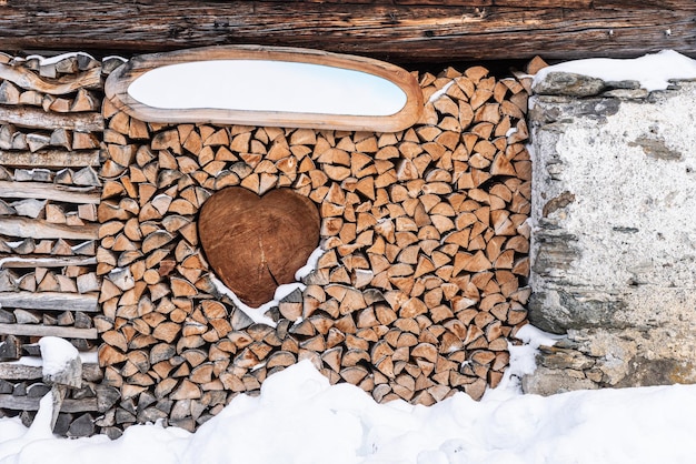 Foto stapel blokken in sneeuw houten hart