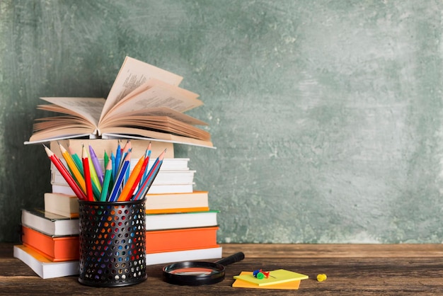 Stapel boeken en briefpapier op de achtergrond van het schoolbestuur