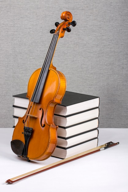stapel boeken en een viool