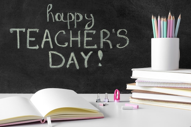 Stapel boeken en potloden happy teacher's day concept