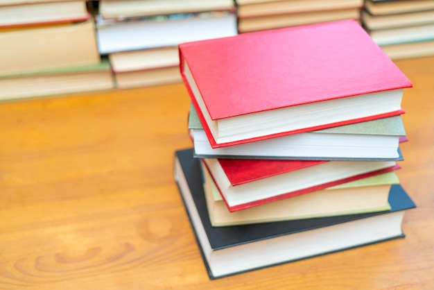 Stapel boeken in de bibliotheek. Symbool van kennis en leren.