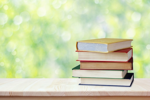 Stapel boeken in kleuromslagen op de lijst. Werkplek van de student.