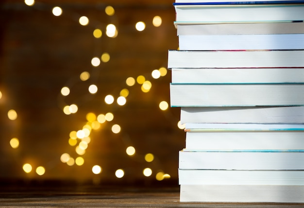 Stapel boeken met kerstverlichting