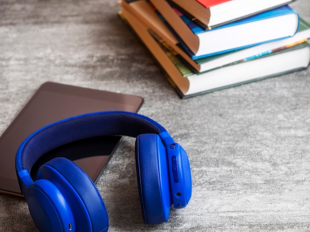 Stapel boeken met koptelefoon op tafel