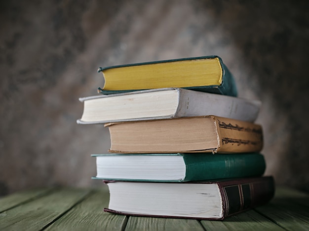 Stapel boeken op de tafel