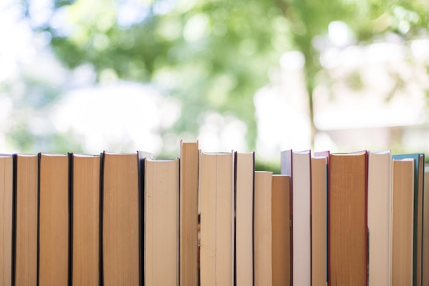 Stapel boeken op de tekstruimte van een liefdadigheidsboekvlooienmarkt