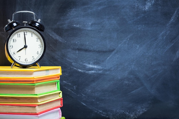 Stapel boeken op een bureau voor terug naar school