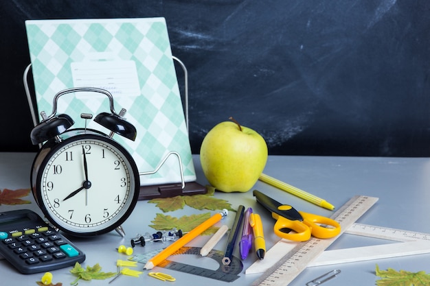 Stapel boeken op een bureau voor terug naar school