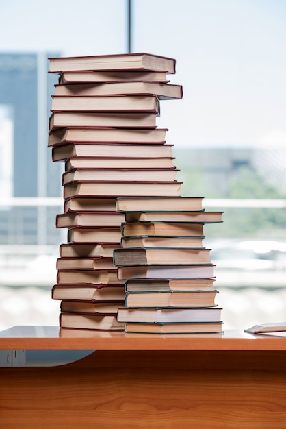 Stapel boeken op het bureau in het onderwijsconcept