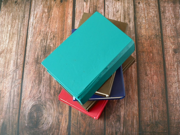 Foto stapel boeken op houten achtergrond, close-up