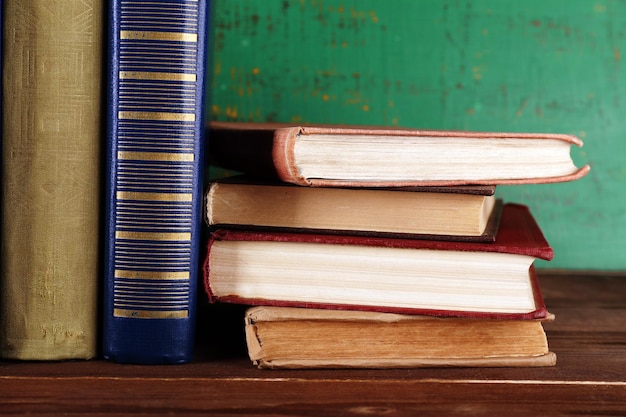 Stapel boeken op houten achtergrond