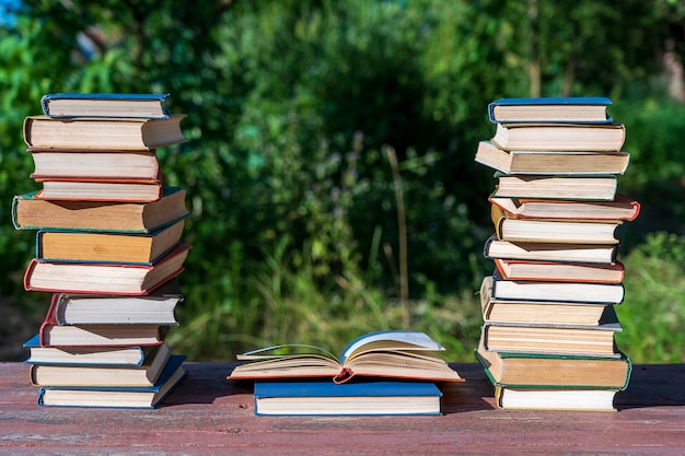 Stapel boeken op houten tafel over de natuur