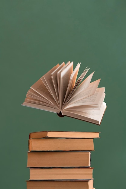 Stapel boeken op tafel.