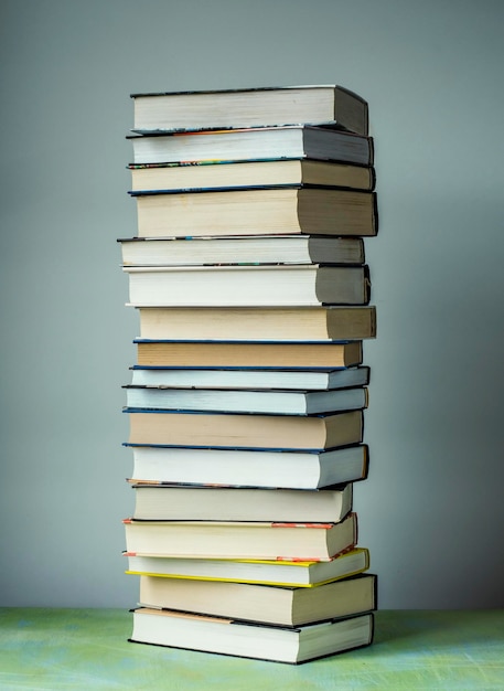 Stapel boeken op tafel.