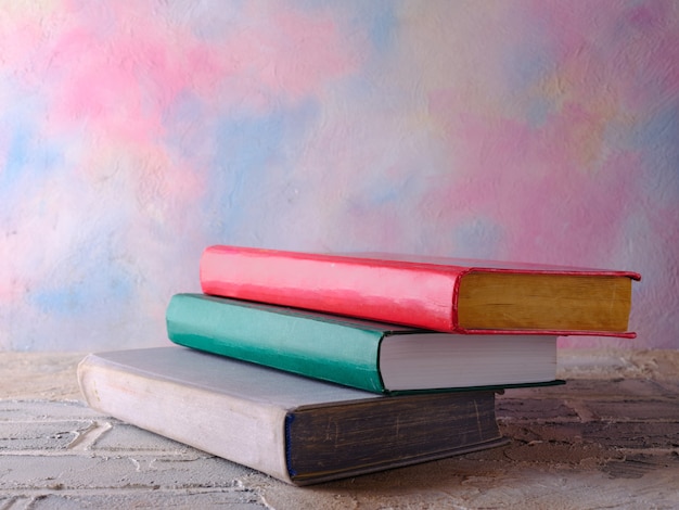 Stapel boeken op tafel