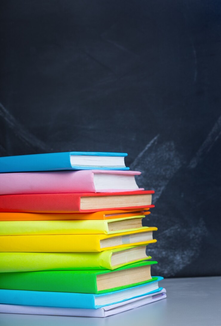 Stapel boeken tegen de achtergrond van het lerarenbord