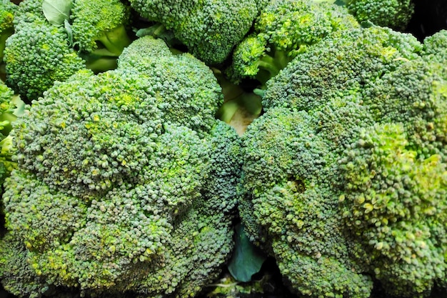 Stapel Broccoli op een marktkraam