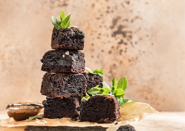 Stapel brownies gemaakt van pure chocolade Lekkere fudge en taai dessert met smeltende chocolade