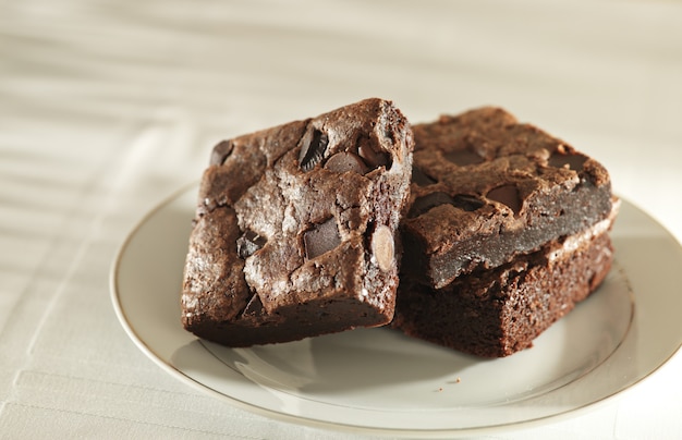 Stapel brownies op een bord