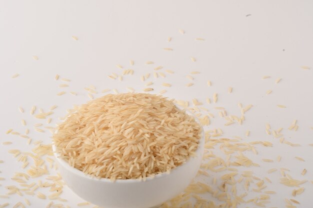 Stapel bruine rijst op wit