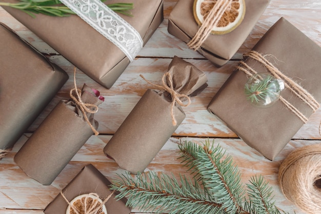 Foto stapel cadeautjes en geschenken verpakt in ambachtelijk papier met decoratie. plat leggen, close-up.