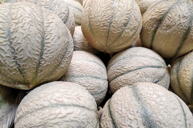 Stapel cantaloupes op een marktkraam