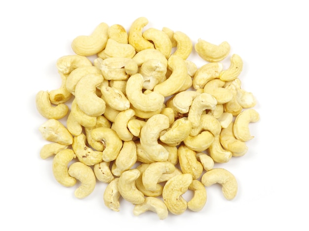 Stapel cashewnoten geïsoleerd op wit