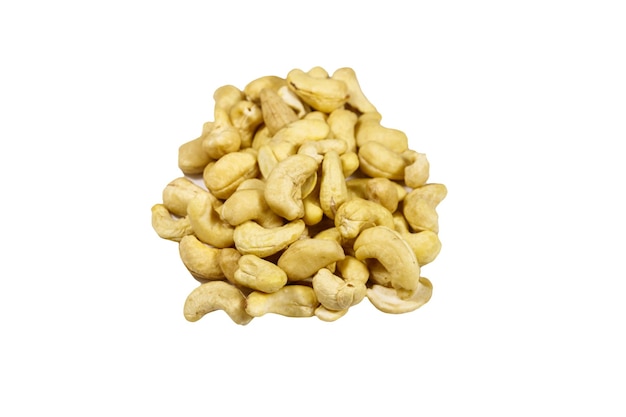 Stapel cashewnoten geïsoleerd op witte achtergrond