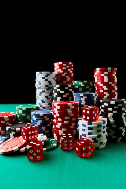 Stapel casino pocker gokfiches en dobbelstenen op groene tafel