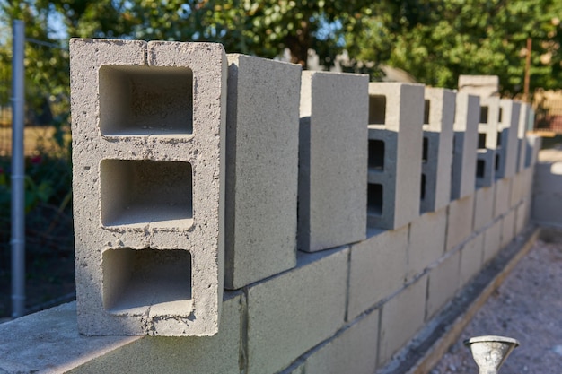 Stapel cementblokken op de bouwplaats