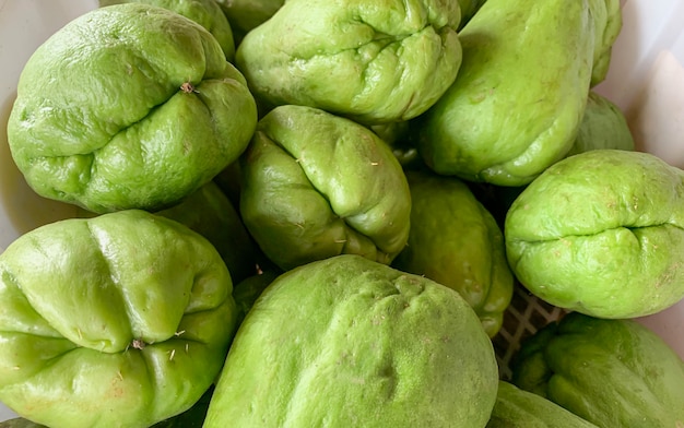 Stapel chayote (Sechium edule) op de groentemarkt