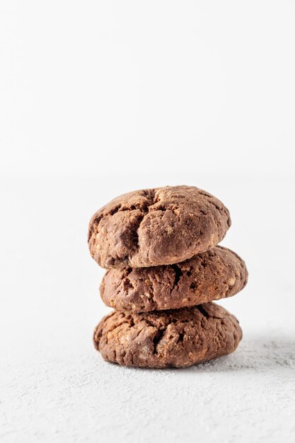 Foto stapel chocolade brownie koekjes met crack op witte achtergrond zelfgemaakte crinkle koekjes verticaal