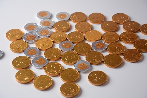 Stapel chocolade shekel munten als een concept voor financiën